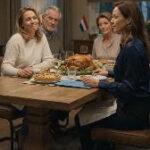 „Mama und Papa überschreiben mir das Haus. Du bist nicht dabei“, verkündete meine Schwester beim Thanksgiving-Essen. Alle lächelten und nickten. Ich lächelte zurück und fragte: „Papa, soll ich es ihnen sagen oder machst du es?“ Seine Gabel fiel zu Boden. Der Gesichtsausdruck meiner Schwester veränderte sich. „Was sollen wir ihnen sagen?“